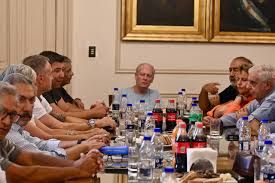 <html>
<head>
<title>Paro Nacional: Marchas, Impacto en el Transporte y Gremios Involucrados</title>
<meta name="description" content="Descubre cómo impacta el paro nacional en el transporte y qué gremios están involucrados en la protesta contra la reforma laboral.">
</head>
<body> <h1>Paro Nacional: Marchas, Impacto en el Transporte y Gremios Involucrados</h1>
<p>El próximo viernes 27 de febrero se llevará a cabo un <strong>paro nacional</strong> en rechazo a la reforma laboral impulsada por el Gobierno. La CGT ha decidido presentar un amparo judicial en contra de esta reforma, lo que refleja la tensión actual entre los sindicatos y las autoridades.</p> <h2>Impacto en el Transporte: Subtes, Trenes y Colectivos</h2>
<p>Durante las marchas programadas para el viernes, el funcionamiento de subtes, trenes y colectivos se verá afectado. Las autoridades de transporte han informado que habrá numerosas interrupciones y cambios en los itinerarios, por lo que se recomienda a los ciudadanos planificar sus viajes con anticipación.</p> <h2>Gremios y Sindicatos que Participarán</h2>
<p>Diversos sindicatos y gremios se sumarán al paro nacional, movilizándose hacia el Congreso. Entre ellos, se destacan las organizaciones más representativas del país, que buscan visibilizar su rechazo a la reforma laboral y exigir mejores condiciones para los trabajadores.</p> </body>
</html> 2 hay paro nacional