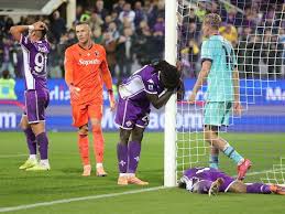<html>
<head> <title>Fiorentina: Análisis de Resultados y Aspiraciones en la Conference League</title>
</head>
<body> <h2>Fiorentina y su reciente encuentro con Jagiellonia</h2> <p>La Fiorentina se enfrentó recientemente a Jagiellonia en un partido que finalizó sin goles. Este resultado dejó a los aficionados con una sensación de expectativa, ya que el equipo busca mejorar su rendimiento en las competiciones europeas.</p> <h2>Los objetivos de la Fiorentina en la Conference League</h2> <p>Con el inicio de los octavos de final de la Conference League a la vista, la Fiorentina tiene claro que su objetivo es avanzar lo más lejos posible en el torneo. El entrenador Vanoli ha destacado la importancia de adquirir una <strong>mentalidad ganadora</strong> para lograr el éxito en esta fase decisiva.</p> <h2>Declaraciones de Brovarone sobre la Conference League</h2> <p>En una reciente entrevista, Brovarone afirmó que la Fiorentina debe tomar la Conference League como un <strong>objetivo concreto</strong>. Según sus palabras, es crucial que el equipo se enfoque en cada partido y busque la victoria en todos los encuentros para alcanzar sus metas en Europa.</p> <h2>Conclusiones sobre la Fiorentina y su futuro</h2> <p>La Fiorentina ha demostrado que cuenta con potencial, pero la clave estará en su capacidad para adaptarse y mejorar en cada encuentro. Con la Conference League en el horizonte, los aficionados esperan ver a su equipo brillar en el escenario internacional.</p>
</body>
</html> 2 fiorentina