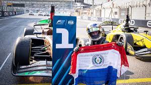 <html>
<head> <title>Joshua Duerksen: Talento Paraguayo en Mercedes F1 como Piloto de Desarrollo</title> <meta name="description" content="Joshua Duerksen, el piloto paraguayo que se une a Mercedes F1 como piloto de desarrollo, sigue dejando su huella en el automovilismo.">
</head>
<body> <h1>Joshua Duerksen: Talento Paraguayo en Mercedes F1 como Piloto de Desarrollo</h1>
<p><strong>Joshua Duerksen ha logrado un hito histórico para el automovilismo paraguayo al unirse a Mercedes F1 como piloto de desarrollo.</strong> Este joven talento ha trabajado arduamente para llegar a la máxima categoría del automovilismo, cumpliendo así el sueño de muchos pilotos de su país.</p> <h2>Franco Colapinto y el Reencuentro Sudamericano</h2>
<p>En el marco de la Fórmula 1, <strong>la llegada de Joshua Duerksen también representa un importante reencuentro para su compatriota Franco Colapinto, quien tendrá la oportunidad de compartir equipo con un piloto sudamericano en la prestigiosa escudería Mercedes.</strong> Este suceso destaca la creciente presencia de talentos de la región en el automovilismo internacional.</p> <h2>Desarrollo y Futuro Promisorio</h2>
<p><strong>La incorporación de Joshua Duerksen a Mercedes no solo es un reconocimiento a su talento, sino también una inversión en el futuro del equipo y del automovilismo sudamericano.</strong> Con su experiencia y dedicación, se espera que contribuya significativamente al desarrollo de los vehículos y al crecimiento del equipo en la competición.</p> </body>
</html> 2 joshua duerksen