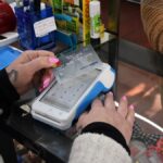 Dos de cada tres familias ajustan el consumo de alimentos y se endeudan para vivir