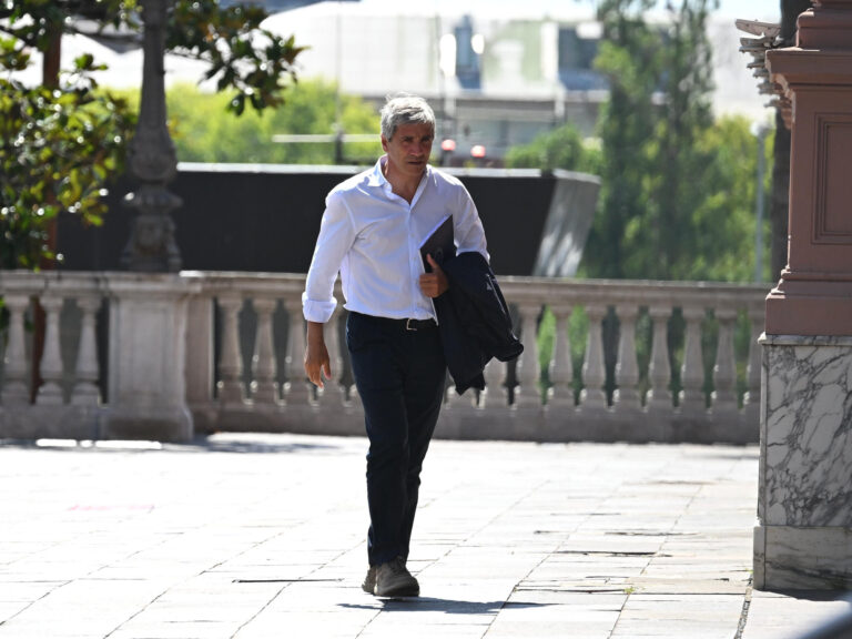 Caputo le puso "fecha de vencimiento" a las super tasas: por qué el mercado dice que son la llave del veranito cambiario