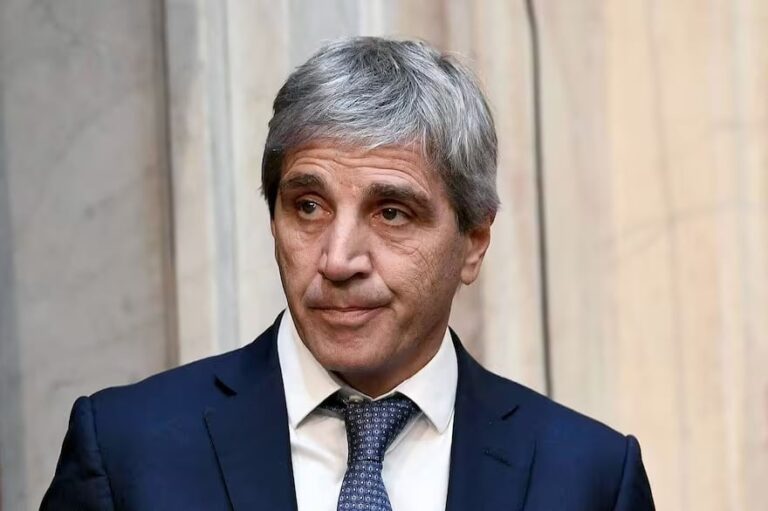 Caputo admitió que las tasas de interés están altas y anticipó una baja en los próximos meses