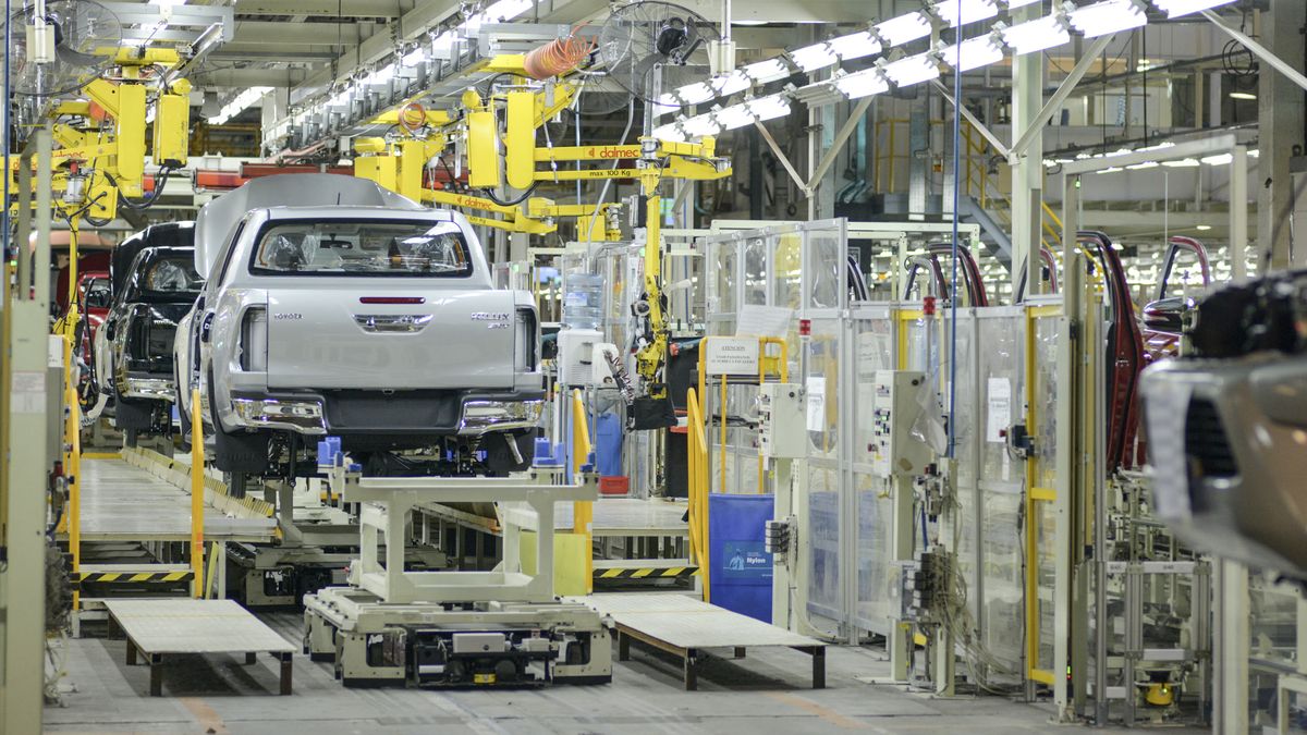 Industria automotriz en crisis: producción cayó un 30,1% en enero interanual