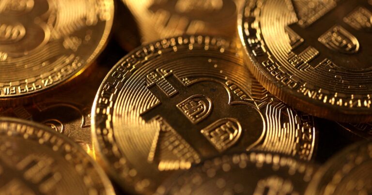 Bitcoin no detiene su derrumbe: cae debajo de los USD 70.000 y pierde 40% desde su récord