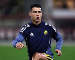<html>
<head> <title>Cristiano Ronaldo y Al Nassr: Últimas Noticias y Expectativas en la Liga Saudí</title> <meta name="description" content="Descubre las últimas novedades sobre Al Nassr y la situación de Cristiano Ronaldo en la liga saudí, incluyendo su participación en los partidos y las controversias recientes.">
</head>
<body> <h2>Actualidad de Al Nassr y Cristiano Ronaldo</h2>
<p><strong>En el mundo del fútbol, Al Nassr y Cristiano Ronaldo continúan acaparando la atención de los aficionados y medios deportivos.</strong> Recientemente, se ha generado controversia en la Liga Saudí debido a la situación de transferencia y el gasto de los clubes, lo que ha llevado a una advertencia hacia Ronaldo.</p> <h2>¿Cristiano Ronaldo juega esta noche contra Al-Ittihad?</h2>
<p>La expectativa crece entre los hinchas de Al Nassr respecto a si Cristiano Ronaldo estará en el campo esta noche en el partido contra Al-Ittihad. La información más reciente indica que podría haber sorpresas en la alineación.</p> <h2>Razones de la ausencia de Cristiano Ronaldo</h2>
<p><strong>En el marco de la jornada 21 de la Liga Saudí, muchos se cuestionan por qué Cristiano Ronaldo no participará en el enfrentamiento de hoy entre Al Nassr y Al Ittihad.</strong> A medida que se clarifican los motivos, los seguidores esperan una pronta respuesta por parte del club y del jugador.</p> </body>
</html> 2 al nassr