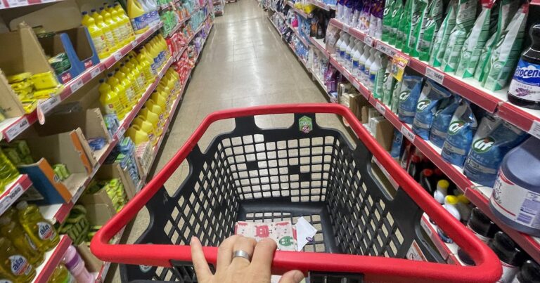 Las consultoras que releva el BCRA estimaron que la inflación desaceleró en enero, pero siguió por encima del 2%