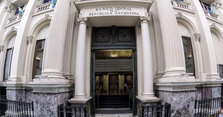 A cuánto llegarán el dólar y la inflación: el mercado ve un febrero más calmo pero corrigió al alza el pronóstico anual