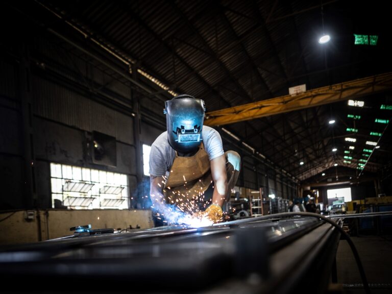 La industria y la construcción tuvieron un repunte en 2025 pero quedaron lejos de recuperar sus niveles de actividad