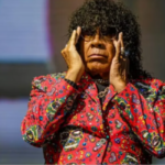 Preocupación por La Mona Jiménez: debió frenar su show en Córdoba por el calor extremo