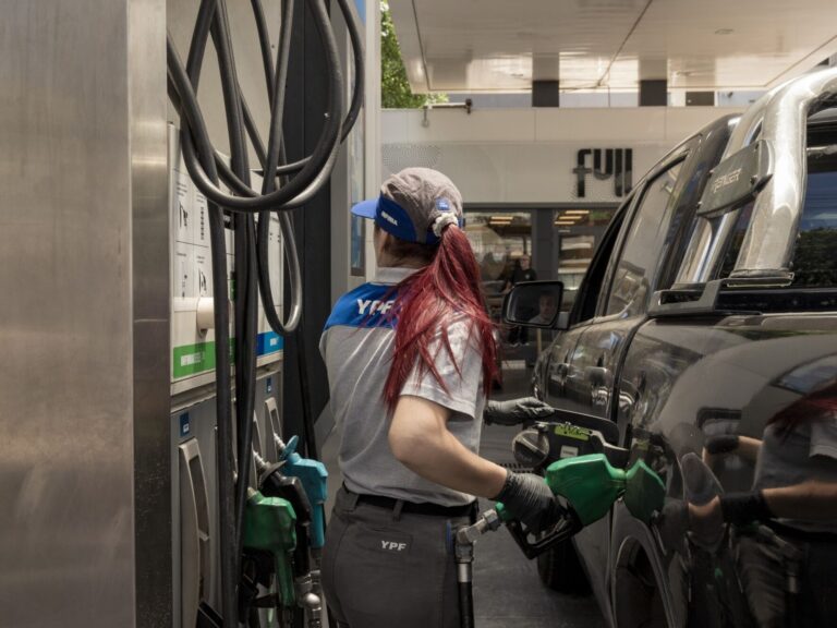 Polémica por la inflación: además de las tarifas, para el Gobierno los precios de internet, celulares y naftas también están atrasados