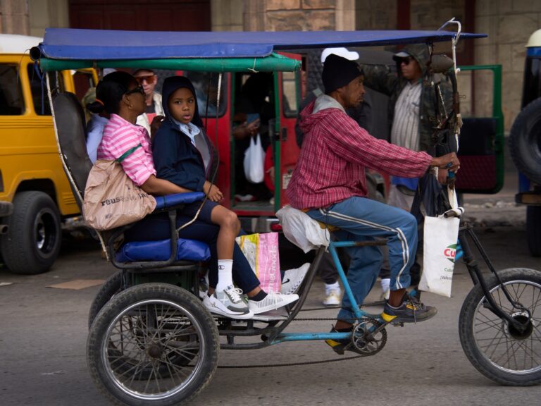Cuba empieza a cerrar hoteles y reubicar turistas ante la crisis por la falta de combustible