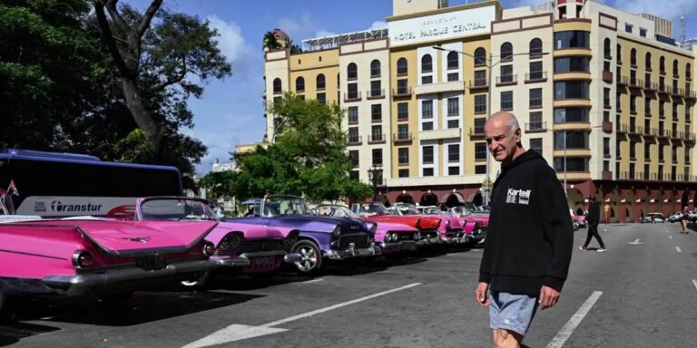 Cuba cierra hoteles y reubica turistas ante crisis energética sin precedentes