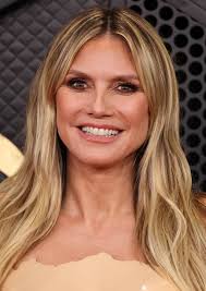 <html>
<head>
<title>Heidi Klum y su Impacto en la Moda de los Grammy 2026</title>
<meta name="description" content="Descubre las últimas tendencias de Heidi Klum en los Grammy 2026, incluyendo su controversial atuendo y los comentarios de la prensa.">
</head>
<body> <h1>Heidi Klum y su Impacto en la Moda de los Grammy 2026</h1>
<p>Recientemente, Heidi Klum ha sido el centro de atención en la ceremonia de los Grammy 2026, donde se presentó con un impactante vestido de cuero nude. Esta elección ha desatado intensos debates sobre la adecuación de los atuendos en la alfombra roja, reafirmando su posición como una de las figuras más polémicas de la noche.</p> <h2>Las críticas de Megyn Kelly al look de Heidi Klum</h2>
<p>La reconocida periodista Megyn Kelly no se ha contenido al expresar su opinión sobre el audaz outfit de Heidi Klum. Su crítica, directa y contundente, ha añadido más intensidad al análisis sobre las elecciones de moda de las celebridades en eventos de alta exposición. Este intercambio demuestra la relevancia de Heidi Klum en el diálogo sobre la moda contemporánea.</p> <h2>La evolución del estilo de Heidi Klum</h2>
<p>Previo a los Grammy, Heidi Klum sorprendió con un vestido rojo que dejaba al descubierto un costado, marcando un cambio significativo en su estilismo habitual. Este nuevo look no solo resalta su figura, sino que también refuerza su imagen como ícono de la moda, capturando la atención de los medios y de sus seguidores.</p> <p>Heidi Klum continúa siendo un referente en el mundo de la moda, generando conversaciones y atrayendo miradas con cada una de sus elecciones estilísticas. Su presencia en eventos de gran prestigio siempre está acompañada de opiniones y reacciones que reflejan su influencia en la industria.</p> </body>
</html> 2 heidi klum