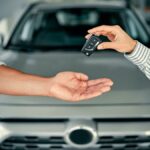 Economistas advierten que los autos seguirán bajando y recomiendan esperar para comprar