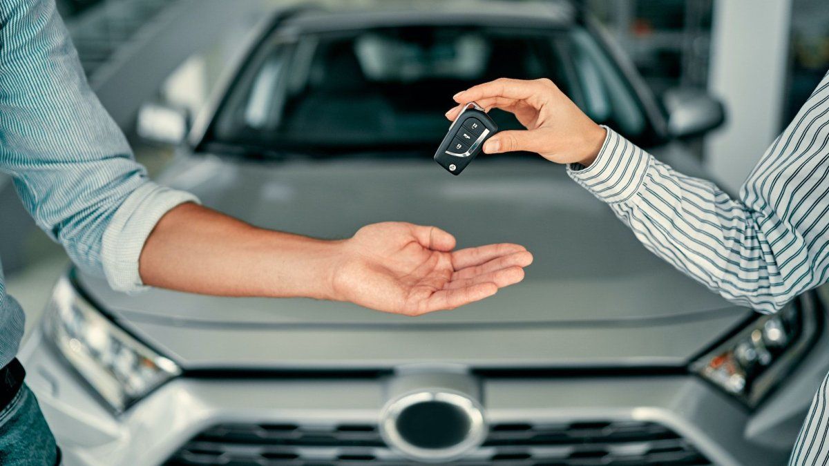 Economistas advierten que los autos seguirán bajando y sugieren esperar para comprar