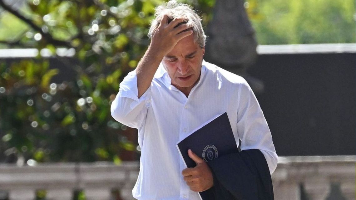 Caputo intenta desviar la atención del IPC en un día frenético