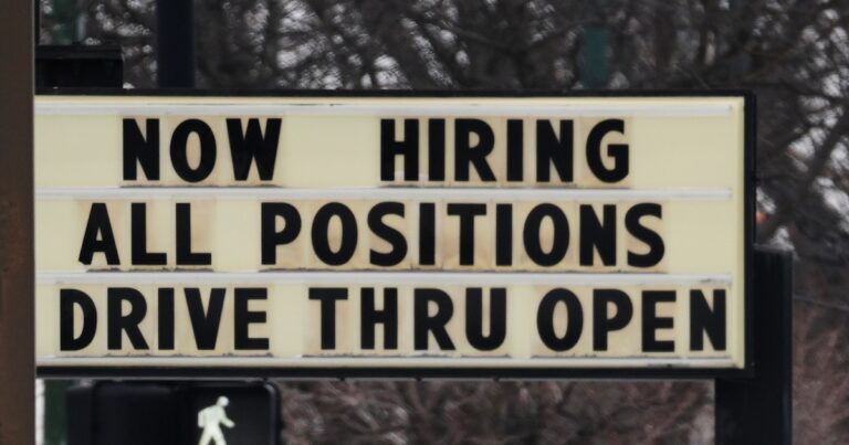 Estados Unidos sumó 130 mil puestos de trabajo en enero y el desempleo bajó al 4,3 %