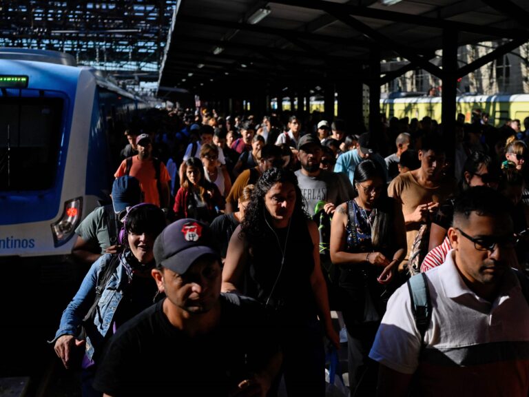 Suba de la inflación: los salarios acumulan cuatro meses seguidos de caída, según un informe del Gobierno