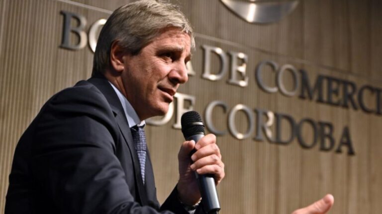 Wall Street duda que la reforma logre romper el umbral del riesgo país ante el show financiero de Caputo 5 Wall Street duda que la reforma alcance para romper el umbral psicológico del riesgo país y espera el show financiero de Caputo