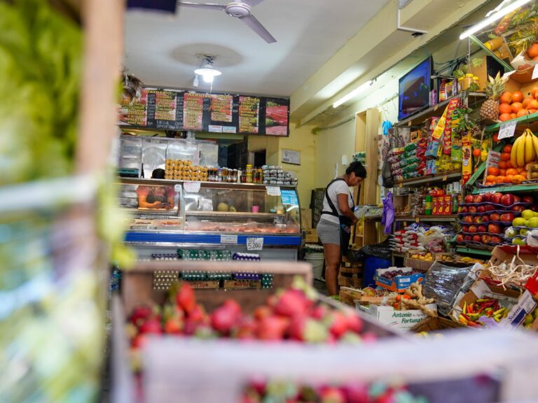 Canasta básica: enero dejó a una familia con necesidad de más de 1.360.000 pesos para no ser pobre, según INDEC 3 Canasta básica: una familia necesitó más de 1.360.000 pesos en enero para no ser pobre, según el INDEC