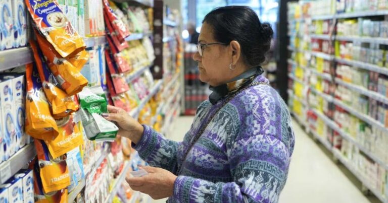 El INDEC de Toto Caputo enfrenta críticas por aumento de canastas y caída de salarios 3 El INDEC de Toto Caputo dispara ráfagas por la culata: salarios para abajo, canastas para arriba