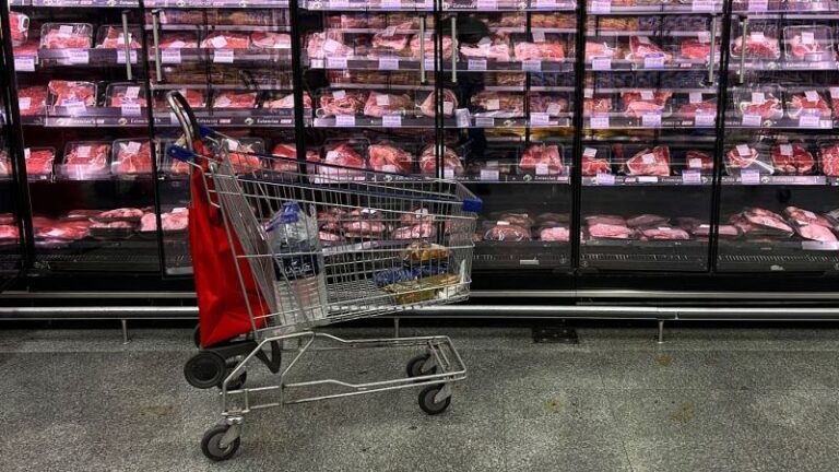 La inflación se acelera en Argentina, que enfrenta otra vez a sus fantasmas del pasado