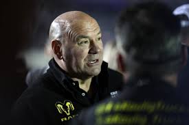 <html>
<head> <title>Intensificación de la Controversia entre Dana White y Eddie Hearn</title>
</head>
<body> <h2>La Guerra de Palabras entre Dana White y Eddie Hearn</h2> <p>Recientemente, Dana White, presidente de la UFC, ha desatado una feroz controversia con el promotor de boxeo Eddie Hearn. En declaraciones explosivas, White expresó su asombro por lo fácil que ha sido para él desafiar y superar a la industria del boxeo. "Esto es como golpear bebés", afirmó, generando reacciones en diversas plataformas deportivas.</p> <h2>Reacciones de Dana White a las Críticas de Hearn</h2> <p>La tensión se intensificó cuando White respondió a un comentario de Hearn, quien lo calificó de "cringe". El mandatario de la UFC no tardó en replicar que Hearn "trabaja para su papá", dejando claro que no teme entrar en una guerra de palabras con uno de los más influyentes promotores del boxeo.</p> <h2>La Opinión de los Expertos en la Industria</h2> <p>Varios analistas han comentado que la provocativa retórica de White podría influir en la percepción pública del boxeo y la UFC. Algunos sugieren que sus declaraciones son parte de una estrategia cuidadosamente orquestada para facilitar el cruce entre ambos deportes, en un momento donde el entretenimiento deportivo se vuelve más competitivo.</p> <h2>Conclusiones y Expectativas Futuras</h2> <p>Con cada nueva declaración, la disputa entre Dana White y Eddie Hearn promete seguir captando la atención de los aficionados. La pregunta que surge es: ¿cuánto más fácil será para White desafiar las normas establecidas del boxeo? Solo el tiempo lo dirá.</p>
</body>
</html> 3 easy