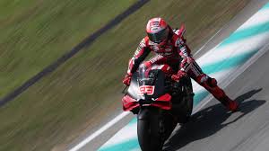 <html>
<head> <title>La Asombrosa Evolución de Marc Márquez Según Jorge Lorenzo</title> <meta name="description" content="Jorge Lorenzo expresa su asombro ante el estilo de carrera de Marc Márquez en la Proliga 2026.">
</head>
<body> <h2>Jorge Lorenzo sorprendido por el estilo de Marc Márquez</h2>
<p>En las últimas semanas, el mundo del motociclismo ha estado al tanto de las declaraciones de <strong>Jorge Lorenzo</strong>, quien ha compartido su asombro por cómo ha evolucionado el estilo de carrera de <strong>Marc Márquez</strong>. Durante un evento en el que se celebró la obtención del boleto del equipo Megawati para la Final Four de la Proliga 2026, Lorenzo no dudó en expresar su opinión sobre el piloto español.</p> <h2>La evolución de Márquez según Lorenzo</h2>
<p>En diversas entrevistas, <strong>Jorge Lorenzo</strong> ha señalado que el estilo de Márquez ha adquirido elementos que le recuerdan a su propio enfoque durante su época competitiva. Según Lorenzo, esta transformación en el estilo de carrera de Márquez es digna de mención y refleja una interesante evolución en su técnica y estrategia en la pista.</p> <h2>Implicaciones para el futuro del motociclismo</h2>
<p>La opinión de <strong>Jorge Lorenzo</strong> sobre el cambio en el estilo de Márquez genera expectativas sobre cómo podría influir en las próximas competencias. Con la mirada puesta en el futuro, los seguidores del motociclismo están ansiosos por ver si esta adaptación resultará en un mayor rendimiento para Márquez en la temporada actual.</p> <h2>Conclusión</h2>
<p>Las palabras de <strong>Jorge Lorenzo</strong> resaltan no solo su conocimiento del deporte, sino también su respeto por la trayectoria de Márquez. Este tipo de análisis entre leyendas del motociclismo contribuye a enriquecer la narrativa de este apasionante deporte.</p> </body>
</html> 3 jorge lorenzo