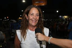 <html>
<head> <title>Carnaval y Servicios en Neuquén para el Feriado de Mañana</title> <meta name="description" content="Mañana es feriado y Neuquén se prepara para disfrutar de las festividades con carnaval y servicios adecuados.">
</head>
<body> <h1>Carnaval y Servicios en Neuquén para el Feriado de Mañana</h1>
<p><strong>Mañana es feriado</strong> y la ciudad de Neuquén se llena de vida con el regreso del carnaval. Este evento, que atrae a miles de vecinos y vecinas, transforma el centro de la ciudad en un espacio de alegría y celebración. La participación de la comunidad es fundamental para revitalizar esta tradición que une a todos.</p> <h2>Estacionamiento y Servicios durante el Feriado</h2>
<p>Con la llegada del feriado, el municipio implementará <strong>dos días de estacionamiento gratis</strong> en Neuquén. Esto permitirá a los ciudadanos disfrutar más cómodamente de las festividades. Además, se han dispuesto servicios especiales para asegurar que todos puedan participar sin inconvenientes.</p> <h2>Detalles del Carnaval 2026</h2>
<p>El carnaval de este año promete ser inolvidable. <strong>El desfile comenzará a las 19:00</strong> y recorrerá las calles principales del centro. También habrá un punto de feria donde los asistentes podrán disfrutar de comidas y artesanías locales. No te pierdas la oportunidad de vivir esta experiencia única en nuestra ciudad.</p> </body>
</html> 3 mañana es feriado