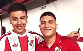 <h1>Juanfer Quintero conmueve a hincha de River con emotivo gesto</h1> 2 juanfer quintero