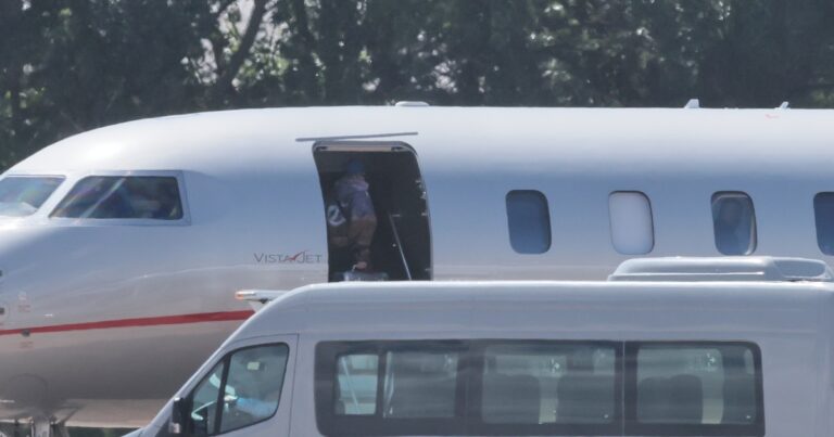 Así se fue Bad Bunny de Argentina: vidrios polarizados y hermetismo en su salida 3 Así se fue Bad Bunny de Argentina: vidrios polarizados, seguridad privada y mucho hermetismo