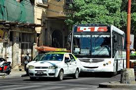 <html>
<head> <title>Paro de Colectivos en Santiago: Información Esencial y Repercusiones</title>
</head>
<body> <h1>Paro de Colectivos en Santiago: Información Esencial y Repercusiones</h1>
<p>Este jueves, la ciudad de Santiago se verá afectada por un <strong>paro de colectivos</strong>, que se suma a las crecientes tensiones en el transporte público. Este reclamo se enmarca dentro de las manifestaciones organizadas por la CGT, que buscan visibilizar problemáticas laborales y mejorar las condiciones de los trabajadores.</p> <h2>Intimación del Gobierno Nacional</h2>
<p>El Gobierno nacional ha tomado cartas en el asunto y ha intimado a la Unión Tranviarios Automotor (UTA) y a La Fraternidad para que garanticen el servicio durante el paro programado. Esta acción busca mitigar el impacto que la medida de fuerza tendrá sobre la población, que depende del transporte público para su movilidad diaria.</p> <h2>Comunicado Oficial</h2>
<p>Desde las autoridades locales han emitido un <strong>comunicado oficial</strong> en el que se explican los motivos del paro y se insta a la población a estar atenta a las actualizaciones sobre el servicio de transporte. Se espera que la situación genere un fuerte debate en torno a las condiciones laborales de los trabajadores del transporte y la respuesta del Gobierno.</p> <h2>Expectativas y Repercusiones</h2>
<p>El impacto del paro no solo afectará a los usuarios de colectivos, sino que también podría tener repercusiones en el funcionamiento general de la ciudad. Con la llegada de esta protesta, se anticipa un día complicado para los santiagueños, quienes deberán buscar alternativas de movilidad.</p> <p>Para más detalles sobre esta situación, se recomienda mantenerse informado a través de los medios locales y las redes sociales, donde se proporcionarán actualizaciones en tiempo real sobre el desarrollo del paro y las acciones del Gobierno.</p> </body>
</html> 3 cronica