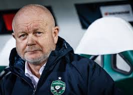 <html>
<head> <title>Ludogorets vs Ferencvaros: Clave para las Aspiraciones en la UEFA Europa League</title> <meta name="description" content="Análisis y actualizaciones sobre el partido Ludogorets vs Ferencvaros en la UEFA Europa League, incluyendo alineaciones y pronósticos.">
</head>
<body> <h1>Ludogorets vs Ferencvaros: Clave para las Aspiraciones en la UEFA Europa League</h1> <p>Este jueves, <strong>Ludogorets</strong> se prepara para un partido decisivo contra Ferencvaros en el marco de la UEFA Europa League. El encuentro promete ser electrizante y es fundamental para las aspiraciones del equipo búlgaro en el torneo.</p> <h2>Actualizaciones en vivo: Ludogorets vs Ferencvaros</h2> <p>Los aficionados podrán seguir todas las emociones del partido a través de las actualizaciones en vivo. El sitio VAVEL ofrecerá información al instante sobre el desarrollo del juego, estadísticas en tiempo real y análisis detallados. No te pierdas la oportunidad de estar al tanto de cada jugada clave.</p> <h2>Preview del partido: Predicciones y alineaciones</h2> <p>En la previa del encuentro, Sports Mole ha publicado un análisis profundo sobre las posibles alineaciones y las predicciones del partido. <strong>Ludogorets</strong> busca consolidarse en el torneo y necesita un rendimiento destacado de sus jugadores para asegurar un buen resultado frente a Ferencvaros.</p> <h2>Declaraciones de Per-Mathias Hogmo</h2> <p>El entrenador de <strong>Ludogorets</strong>, Per-Mathias Hogmo, expresó su entusiasmo por el partido, señalando que el equipo tiene claras oportunidades para llevarse la victoria. Sus declaraciones reflejan la confianza y el compromiso del plantel de afrontar este desafío con seriedad.</p> <h2>Conclusión</h2> <p>El enfrentamiento entre <strong>Ludogorets</strong> y Ferencvaros es más que un simple partido; es una oportunidad para que el equipo búlgaro demuestre su valía en la Europa League. Mantente actualizado con las últimas noticias y análisis sobre este emocionante encuentro.</p> </body>
</html> 3 ludogorets