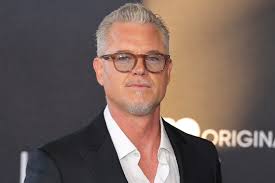 <html>
<head> <title>Eric Dane, el carismático actor de Grey's Anatomy, fallece a los 53 años</title>
</head>
<body> <h2>Fallecimiento de Eric Dane a los 53 años</h2> <p><strong>El actor Eric Dane, conocido por su icónico papel de Dr. Mark “McSteamy” Sloan en la serie Grey's Anatomy, ha fallecido a los 53 años tras una batalla contra la esclerosis lateral amiotrófica (ALS). Su muerte se produce casi un año después de que anunciara su diagnóstico de esta enfermedad degenerativa.</strong></p> <h2>Impacto en sus fans y colegas</h2> <p>Eric Dane fue un rostro familiar en la televisión, no solo por su participación en Grey's Anatomy, sino también por su actuación en la exitosa serie Euphoria. Su carisma y talento dejaron una huella imborrable en la industria del entretenimiento, y su partida ha conmocionado a sus seguidores y colegas.</p> <h2>Recuerdos y legado</h2> <p><strong>Los fans y amigos de Eric han expresado su tristeza en redes sociales, recordando momentos memorables de su carrera y su contribución al mundo de la actuación.</strong> A través de sus papeles, logró conectar con el público de maneras únicas, convirtiéndose en uno de los actores más queridos de su generación.</p> <h2>Un adiós que deja un vacío</h2> <p>Eric Dane deja atrás un legado de actuaciones memorables y una comunidad de seguidores que lo recordarán por su talento y humanidad. Su lucha contra ALS y su valentía al enfrentar la enfermedad son un ejemplo de fortaleza para muchos.</p>
</body>
</html> 2 eric dane