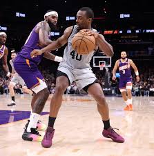 <html>
<head> <title>Spurs vs Suns: Análisis del Partido y Expectativas</title>
</head>
<body> <h1>Spurs vs Suns: Análisis del Partido y Expectativas</h1> <h2>Previa del Partido: Spurs vs Suns</h2> <p>En el emocionante enfrentamiento entre los <strong>San Antonio Spurs</strong> y los <strong>Phoenix Suns</strong>, ambos equipos buscan consolidar su posición en la liga. Los Spurs, con un enfoque renovado y una plantilla joven, se preparan para desafiar a unos Suns que vienen de una racha positiva y que cuentan con un roster experimentado.</p> <h2>Estado de Salud de Victor Wembanyama</h2> <p>Un tema que ha generado mucha expectativa es la salud de <strong>Victor Wembanyama</strong>, quien enfrentó el diagnóstico de un coágulo de sangre el año pasado. La evolución de su estado físico será clave para el rendimiento de los Spurs en esta temporada, especialmente en el partido contra los Suns.</p> <h2>Rendimiento Reciente de los Spurs</h2> <p>El joven talento de los Spurs, <strong>Stephon Castle</strong>, se destacó en el último partido, logrando 20 puntos en una victoria contundente. Su desempeño podría ser determinante para el encuentro contra los Suns, quienes tendrán que estar atentos a sus habilidades ofensivas.</p> <h2>Conclusiones y Expectativas</h2> <p>Con el encuentro entre <strong>Spurs</strong> y <strong>Suns</strong> a la vuelta de la esquina, la afición espera un juego lleno de acción y sorpresas. La combinación de una plantilla joven y en crecimiento por parte de los Spurs se enfrentará a la experiencia y el talento de los Suns, prometiendo un espectáculo imperdible.</p>
</body>
</html> 2 spurs - suns