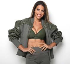 <html>
<head> <title>Cinthia Fernández gana batalla legal contra gigante de redes sociales</title>
</head>
<body> <h2>Cinthia Fernández se enfrenta a un gigante de las redes sociales</h2>
<p><strong>En un reciente fallo judicial, Cinthia Fernández logró una victoria significativa contra una de las plataformas de redes sociales más influyentes del mundo.</strong> La artista y modelo argentino inició una batalla legal que ha captado la atención de los medios y de sus seguidores.</p> <h2>Detalles de la batalla legal</h2>
<p>El caso se centra en las acciones de la red social, que afectaron la reputación y el bienestar de Fernández. <strong>Luego de un proceso arduo, el juez a cargo del caso falló a favor de la modelo, sentando un precedente importante en el uso de las plataformas digitales.</strong></p> <h2>Las repercusiones de la victoria</h2>
<p>Este triunfo no solo representa un hito para Cinthia, sino también un mensaje claro a las empresas de redes sociales sobre la responsabilidad que tienen en la protección de sus usuarios. <strong>La artista ha manifestado su satisfacción y espera que esta victoria inspire a otros a luchar por sus derechos.</strong></p> <h2>Impacto económico de la situación</h2>
<p>Además, se ha revelado que Fernández logró recomponer una pérdida económica que ascendía a 5.000 dólares, lo que muestra la magnitud del desafío que enfrentó. <strong>Este aspecto económico añade una capa más a la complejidad de la historia, demostrando que las redes sociales pueden tener repercusiones significativas en la vida de las personas.</strong></p> </body>
</html> 2 cronica