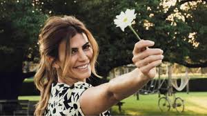 <html>
<head> <title>Juliana Awada: Su Impactante Cambio Físico y Novedades Recientes</title> <meta name="description" content="Descubrí el impresionante cambio físico de Juliana Awada en los años 90 y las últimas noticias sobre su vida personal y profesional."> <meta name="keywords" content="Juliana Awada, Mauricio Macri, cambio físico, noticias, celebridades">
</head>
<body> <h1>Juliana Awada: Su Impactante Cambio Físico y Novedades Recientes</h1>
<p><strong>Juliana Awada</strong>, la reconocida figura pública y ex primera dama de Argentina, ha sorprendido a todos con su notable transformación a lo largo de los años. En los años 90, su imagen era muy diferente a la que conocemos hoy. Un reciente artículo de Caras revela fotografías de su juventud, mostrando un estilo que, aunque distinto, ya anticipaba su elegancia innata.</p>
<p>Los fans de Juliana han quedado asombrados al ver estos contrastes, lo que ha generado un gran debate en las redes sociales sobre la influencia del paso del tiempo y los cuidados estéticos.</p> <h2>Las Declaraciones de Mauricio Macri</h2>
<p>En otro aspecto de la vida de Juliana Awada, se ha mencionado que tras su separación de <strong>Mauricio Macri</strong>, este apuntó hacia otra famosa personalidad. En un comentario que sorprendió a muchos, Macri hizo referencia a una figura del espectáculo, dejando a todos con la intriga sobre las verdaderas razones detrás de su separación y sus nuevas relaciones.</p>
<p>Este tipo de declaraciones siempre generan un revuelo mediático, y los seguidores de la ex primera dama están atentos a cualquier novedad sobre su vida personal.</p> <h2>Romance Sorprendente de Mauricio Macri</h2>
<p>Por si fuera poco, las últimas noticias indican que Mauricio Macri ha comenzado una relación con una modelo 28 años menor que él, lo que ha desatado un nuevo escándalo en los medios. Se dice que la joven guarda un notable parecido con <strong>Juliana Awada</strong>, lo que ha llevado a muchos a comparar la nueva relación del ex presidente con su vida anterior.</p>
<p>Las especulaciones sobre el vínculo entre su historia pasada y presente han captado la atención de periodistas y seguidores por igual, convirtiendo a Juliana en el centro de todas las miradas una vez más.</p> </body>
</html> 3 juliana awada