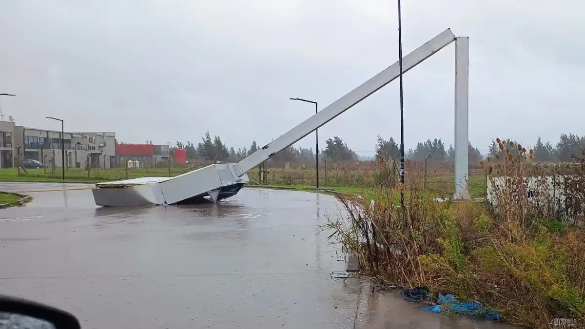 Canning: el temporal derribó el cartel de Shell de la Ruta 58 y 16