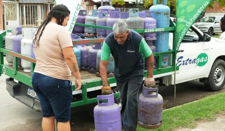EL MUNICIPIO REALIZÓ UN OPERATIVO DE RECARGA DE GARRAFAS A PRECIO ECONÓMICO EN CANNING 1 EL MUNICIPIO REALIZÓ UN OPERATIVO DE RECARGA DE GARRAFAS A PRECIO ECONÓMICO EN CANNING