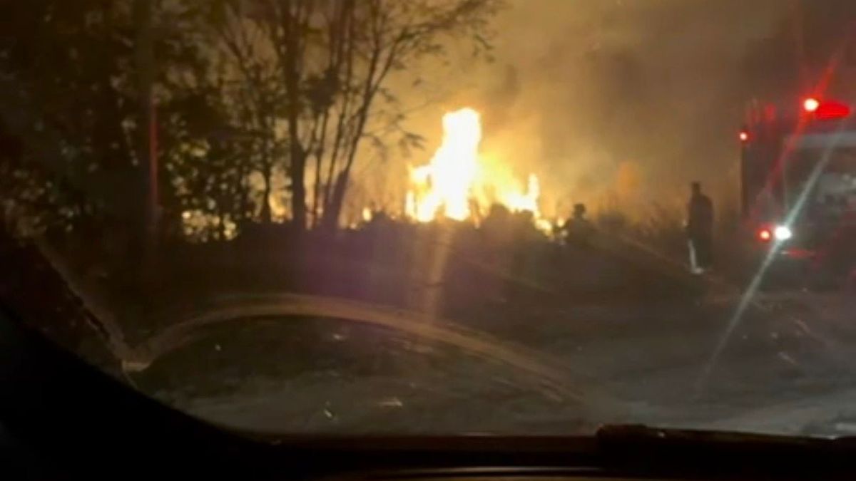Volvieron a incendiarse los pastizales detrás de Saint Thomas Chico y trabajan los bomberos 1 Volvieron a incendiarse los pastizales detrás de Saint Thomas Chico y trabajan los bomberos
