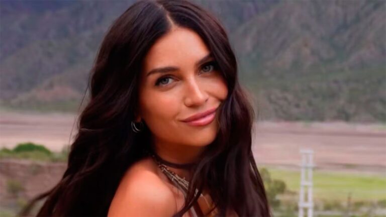 Por un canje de griferías: las fotos de Zaira Nara en toples y desde la ducha