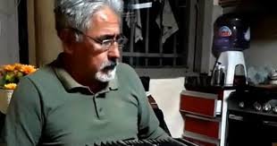 <html>
<head> <title>Fallecimiento de Ramón "Pocho" Rojas, Músico Santiagueño que Dejó Huella</title> <meta name="description" content="Nuevo Diario: Profunda conmoción en la comunidad santiagueña tras el fallecimiento de un reconocido músico.">
</head>
<body> <h1>Fallecimiento de Ramón "Pocho" Rojas, Músico Santiagueño que Dejó Huella</h1>
<p><strong>La comunidad santiagueña se encuentra de luto tras la triste noticia del fallecimiento de Ramón "Pocho" Rojas, un querido músico que dejó una huella imborrable en la cultura local.</strong></p> <h2>Un Adiós Doloroso</h2>
<p>La noticia de la muerte de Rojas ha generado una ola de tristeza entre sus seguidores y amigos. <strong>El músico era conocido no solo por su talento, sino también por su calidez y cercanía con la gente.</strong> Su legado musical perdurará en la memoria de quienes lo escucharon y admiraron.</p> <h2>Un Impacto en la Comunidad</h2>
<p>Los habitantes de Sumampa, donde residía, se han expresado con conmoción. <strong>La pérdida de un artista de su magnitud ha dejado un vacío difícil de llenar.</strong> Las redes sociales se han inundado de mensajes de despedida y homenaje, reflejando el cariño que se le tenía.</p> <h2>El Legado de Ramón Rojas</h2>
<p>Con una vasta trayectoria en la música, Rojas se destacó en numerosos escenarios de la región. <strong>Su contribución a la música folclórica santiagueña será recordada por generaciones.</strong> La comunidad artística está de luto, y su ausencia se sentirá profundamente.</p> <h2>Conclusiones</h2>
<p>El fallecimiento de Ramón "Pocho" Rojas representa una gran pérdida para la cultura y la música de Santiago del Estero. <strong>Nuevo Diario se suma al dolor de su familia, amigos y seguidores en estos momentos difíciles.</strong></p> </body>
</html> 1 nuevo diario.png