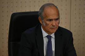 <html>
<head>
<title>Últimas Novedades sobre la Causa de los Cuadernos y su Impacto Judicial</title>
<meta name="description" content="Últimas novedades sobre la causa de los cuadernos y los movimientos judiciales relacionados.">
</head>
<body> <h2>Novedades en la Causa de los Cuadernos</h2>
<p>En un desarrollo reciente de la <strong>causa de los cuadernos</strong>, un juez involucrado en el caso envió una carta al presidente Javier Milei, solicitando que se frene el concurso para su reemplazo. Esta acción ha generado expectativas en el ámbito judicial y político, dado el peso del caso en la agenda nacional.</p> <h2>Solicitud de Convalidación de Traslados</h2>
<p>Por otro lado, uno de los jueces vinculados a la <strong>causa de los cuadernos</strong> ha solicitado formalmente a Milei que convalide su traslado al Tribunal Oral Federal 7 (TOF 7), al igual que el de otros dos magistrados de Comodoro Py. Este pedido pone de relieve la importancia de los traslados en el contexto actual del proceso judicial.</p> <h2>Freno a Concursos Judiciales</h2>
<p>Asimismo, se ha conocido que uno de los magistrados de la <strong>causa de los cuadernos</strong> ha pedido detener los concursos destinados a reemplazar a los jueces que han sido trasladados. Esta solicitud podría tener un impacto significativo en la continuidad y la transparencia del proceso judicial en curso.</p> <h2>Conclusiones</h2>
<p>Las últimas acciones en torno a la <strong>causa de los cuadernos</strong> subrayan la complejidad del panorama judicial argentino en este momento. Con el avance de estas solicitudes y movimientos, es fundamental estar atentos a los próximos pasos que se tomen desde el ámbito gubernamental y judicial.</p> </body>
</html> 5 causa de los cuadernos