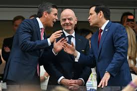 <html>
<head> <title>Los excesos de Gianni Infantino en el Mundial 2023</title> <meta name="description" content="Explora los recientes excesos de Gianni Infantino durante el Mundial, incluyendo su uso de jet privado y su peculiar capacidad para estar presente en múltiples partidos.">
</head>
<body> <h2>Los excesos de Infantino en el Mundial</h2>
<p>Gianni Infantino, el presidente de la FIFA, ha sido objeto de críticas en las últimas semanas debido a sus lujosos viajes en jet privado. La controversia se intensifica, ya que muchos consideran que estos desplazamientos son un símbolo de los excesos que caracterizan a la organización que dirige.</p> <h2>El Don de la Ubicuidad</h2>
<p>Un artículo reciente en Diario Primera Línea revela el "manual secreto" de Infantino, quien, supuestamente, ha encontrado la forma de asistir a tres partidos al mismo tiempo. Este fenómeno ha generado tanto admiración como escepticismo entre los aficionados y analistas del fútbol.</p> <h2>Escandalosas horas de vuelo</h2>
<p>Según un informe de Expediente Político, en la primera semana del Mundial, Infantino acumuló un total de 40 horas de vuelos privados. Este dato ha levantado polémica, especialmente en un momento en que la FIFA es criticada por su manejo financiero y por la falta de transparencia en sus operaciones.</p> <h2>Conclusión</h2>
<p>Los excesos de Infantino no solo reflejan un estilo de vida ostentoso, sino que también plantean preguntas sobre la dirección que está tomando la FIFA bajo su liderazgo. Con el foco en la transparencia y la ética, muchos se preguntan si estos actos son sostenibles en el futuro del fútbol mundial.</p> </body>
</html> 1 infantino.png