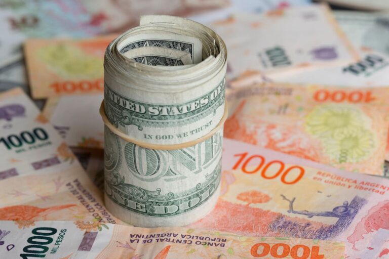 Aguinaldo en dólares o en pesos: estrategias para maximizar tu dinero extra 5 ¿Aguinaldo en dólares o en pesos?: las estrategias de los especialistas para potenciar el dinero extra