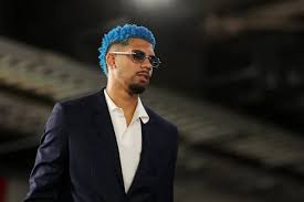 <html>
<head> <title>Ronald Araujo: Estado físico y su posible ausencia en el Mundial 2026</title> <meta name="description" content="Ronald Araujo, estrella del Barcelona, podría perderse el choque de Uruguay en el Mundial 2026 debido a una lesión. Conocé todos los detalles sobre su estado y el impacto para la selección.">
</head>
<body> <h1>Ronald Araujo y su estado físico en el Mundial 2026</h1> <p><strong>La situación de Ronald Araujo, defensor del FC Barcelona, se ha convertido en un tema de preocupación para la selección uruguaya.</strong> El jugador podría perderse el crucial partido contra España debido a una lesión que ha estado afectando su rendimiento en el torneo. La noticia ha generado un gran revuelo entre los aficionados y especialistas, que se preguntan cómo afectará su ausencia al equipo celeste.</p> <h2>¿Por qué no juega Araujo contra Cabo Verde?</h2> <p><strong>Araujo no participó en el reciente encuentro de Uruguay contra Cabo Verde, lo que ha levantado especulaciones sobre su estado físico.</strong> La decisión de no incluirlo en la alineación titular se debió a una evaluación médica que determinó que aún no está en condiciones óptimas para competir al más alto nivel. Esto ha llevado a que muchos se cuestionen la planificación del cuerpo técnico en relación a su recuperación.</p> <h2>El impacto de la lesión de Araujo en la selección uruguaya</h2> <p><strong>La falta de Araujo en la defensa uruguaya es una gran pérdida.</strong> Su versatilidad y capacidad para liderar la línea defensiva son fundamentales para las aspiraciones de Uruguay en el Mundial. La selección deberá encontrar alternativas para cubrir su ausencia, lo que podría ser un desafío considerable ante rivales de gran envergadura.</p> <h2>Conclusión</h2> <p>La situación de Ronald Araujo es un tema de gran interés en el contexto del Mundial 2026. Con su estado físico en duda, los aficionados uruguayos esperan noticias positivas que permitan al defensor volver a la cancha. La selección necesita lo mejor de sus jugadores para enfrentar los desafíos que vienen. Estaremos atentos a las actualizaciones sobre su recuperación y su posible participación en los próximos partidos.</p>
</body>
</html> 7 araujo