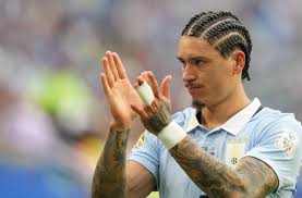 <html>
<head> <title>Darwin Núñez: Rumores sobre Su Regreso a Liverpool</title>
</head>
<body> <h2>Rumores de Reunión entre Darwin Núñez y Liverpool</h2>
<p>En las últimas semanas, el nombre de <strong>Darwin Núñez</strong> ha resonado con fuerza en el mundo del fútbol, especialmente en relación a su posible regreso a Liverpool. Diversos medios han informado que tanto el club como el jugador han minimizado estas especulaciones, aunque la afición sigue expectante ante cualquier novedad sobre su futuro.</p> <h2>Núñez y su Futuro en el Fútbol Europeo</h2>
<p>Recientemente, se ha hablado mucho sobre el futuro de <strong>Darwin Núñez</strong> dentro del fútbol europeo. Algunos rumores apuntan a que el delantero podría estar considerando una vuelta a Liverpool, mientras que otros han mencionado su interés en explorar nuevas oportunidades. Sin embargo, hasta el momento, no hay confirmaciones oficiales que respalden estos movimientos.</p> <h2>La Decisión Emocional de Núñez</h2>
<p>El delantero uruguayo está en una encrucijada que podría definir su carrera. Según fuentes cercanas, <strong>Darwin Núñez</strong> está meditando su decisión sobre un posible regreso al club inglés, un paso que podría marcar un capítulo importante en su trayectoria. La emoción que implica esta decisión no es menor, dado el cariño que ha generado entre los hinchas.</p> <h2>Conclusiones</h2>
<p>El futuro de <strong>Darwin Núñez</strong> es incierto, pero los rumores y las especulaciones no cesan. Los seguidores del jugador siguen de cerca cada movimiento, esperando que se concrete su regreso a Liverpool o que se tome un nuevo rumbo en su carrera. En el mundo del fútbol, cualquier noticia puede cambiar en un instante, por lo que estaremos atentos a las actualizaciones.</p> </body>
</html> 4 darwin nuñez