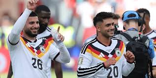 <html>
<head>
<title>Grupos del Mundial 2026: Resultados y Clasificación Actualizados</title>
<meta name="description" content="Descubre cómo quedaron conformados los grupos del Mundial 2026, posiciones y clasificados tras los últimos partidos.">
</head>
<body> <h1>Grupos del Mundial 2026: Resultados y Clasificación Actualizados</h1>
<p>El Mundial 2026 se está acercando y ya se conocen las primeras posiciones de los grupos. Hasta el momento, los equipos han comenzado a definir su futuro en este torneo internacional que promete ser histórico.</p> <h2>Tablas de los Grupos y Resultados Recientes</h2>
<p>Según la información proporcionada por <a href="https://www.clarin.com/deportes/quedaron-tablas-12-grupos-mundial-2026-posiciones-clasificados-resultados-sabado-20_0_JeVd2kvMLS.html">Clarin.com</a>, las tablas de los doce grupos están actualizadas tras los resultados del sábado 20. <strong>Esto permite tener una visión clara de qué selecciones están en camino hacia la clasificación y cuáles luchan por un lugar en la siguiente fase.</strong></p> <h2>Últimas Noticias y Actualizaciones</h2>
<p>Por otro lado, el portal <a href="https://as.com/futbol/mundial/mundial-2026-en-directo-noticias-de-la-copa-del-mundo-y-ultima-hora-de-las-selecciones-hoy-21-de-junio-f202606-d/">As.com</a> ofrece actualizaciones en tiempo real sobre las selecciones y su desempeño en la Copa del Mundo. <strong>Esto es fundamental para seguir de cerca el desarrollo de los partidos y las sorpresas que puedan surgir.</strong></p> <h2>Ranking de Equipos: Un Vistazo a la Competencia</h2>
<p>La BBC también ha compartido su ranking de equipos tras la primera ronda de partidos, destacando a tres selecciones latinoamericanas entre los diez primeros. Para conocer más detalles, podés consultar el artículo en <a href="https://www.bbc.com/mundo/articles/cpv3knwv80ko">BBC Mundo</a>. <strong>Este ranking es clave para entender el rendimiento de los equipos y sus posibilidades en el torneo.</strong></p> <h2>Conclusión</h2>
<p>Con la clasificación de los grupos cada vez más definida, los aficionados pueden estar atentos a los próximos encuentros y a cómo se desarrollará el Mundial 2026. <strong>No te pierdas las actualizaciones y seguí el rumbo de tu selección favorita en este apasionante evento deportivo.</strong></p> </body>
</html> 3 grupos mundial