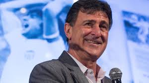 <html>
<head> <title>Kempes: Comparaciones entre su Mundial de 1978 y el rendimiento de Maradona y Messi</title> <meta name="description" content="Mario Kempes compara su rendimiento en el Mundial de 1978 con el de Maradona y Messi, además de elogiar a la selección actual.">
</head>
<body> <h1>Kempes: Comparaciones entre su Mundial de 1978 y el rendimiento de Maradona y Messi</h1> <h2>Kempes y su Comparación entre Mundiales</h2>
<p>En una reciente entrevista, <strong>Mario Kempes</strong> comparó su destacada actuación en el Mundial de 1978 con las de dos grandes íconos del fútbol argentino: Diego Maradona en 1986 y Lionel Messi en 2022. Su análisis fue contundente, destacando las diferencias en contexto y estilo de juego. Aseguró que cada uno tuvo su momento de gloria, pero que su propia actuación fue única en su época.</p> <h2>Kempes se Rinde ante Messi</h2>
<p>Durante el Mundial 2022, <strong>Kempes no pudo evitar rendirse ante el talento de Messi</strong>, comentando que su habilidad en el campo “te hace pasar vergüenza” en el mejor sentido. Reconoció que el nivel del astro rosarino es excepcional y que su influencia en el juego es incomparable, lo que lo convierte en un verdadero fenómeno del fútbol mundial.</p> <h2>El Elogio de Kempes a la Selección Argentina</h2>
<p>Kempes también se expresó con gran admiración hacia la selección argentina actual, afirmando que “es la mejor que vi en el Mundial”. Sus elogios reflejan la confianza que tiene en el equipo y su desempeño en el torneo, destacando la cohesión y el talento de los jugadores que los llevaron a alcanzar nuevas alturas en la competencia internacional.</p> </body>
</html> 1 kempes.png