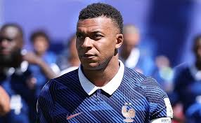 <html>
<head> <title>France vs Iraq: Análisis y expectativas del partido rumbo a la Copa del Mundo 2026</title>
</head>
<body> <h1>France vs Iraq: Análisis y expectativas del partido rumbo a la Copa del Mundo 2026</h1> <p>El partido entre <strong>France vs Iraq</strong> está generando gran expectativa entre los fanáticos del fútbol, especialmente con la mira puesta en la Copa del Mundo 2026. Kylian Mbappé y su equipo se preparan para dejar todo en la cancha y asegurar su lugar en la siguiente fase del torneo. La importancia de este encuentro no puede ser subestimada, ya que un buen desempeño es crucial para avanzar.</p> <h2>Condiciones meteorológicas complican la situación</h2> <p>Sin embargo, los aficionados deben estar atentos a las alertas sobre el clima. Según un informe de BBC, se ha aconsejado a los hinchas que eviten viajar al partido debido a las malas condiciones climáticas que se prevén para el encuentro de <strong>France vs Iraq</strong>. La seguridad de los espectadores es una prioridad, y se recomienda estar al tanto de cualquier aviso oficial relacionado con el clima.</p> <h2>Impacto del clima en la jornada futbolística</h2> <p>Asimismo, NBC Philadelphia ha destacado que el clima severo podría afectar no solo el juego, sino también la experiencia de los fanáticos que se dirigen al estadio. Es fundamental que los seguidores planifiquen su asistencia con anticipación, tomando en cuenta las posibles complicaciones que el clima pueda presentar durante el enfrentamiento de <strong>France vs Iraq</strong>.</p> <h2>Expectativas y análisis previo al partido</h2> <p>Con la presión sobre sus hombros, el equipo francés se enfrenta a un desafío importante. La combinación de talento y estrategia será vital para obtener un resultado positivo en esta crucial fase del torneo. Los fanáticos esperan ver un despliegue impresionante de habilidades por parte de sus jugadores favoritos, mientras que Iraq también buscará dar la sorpresa en este esperado choque.</p> </body>
</html> 4 france vs iraq